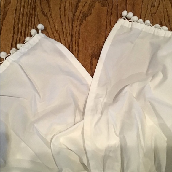 King Bed skirt wrap 
White with Pom poms - Picture 3 of 3